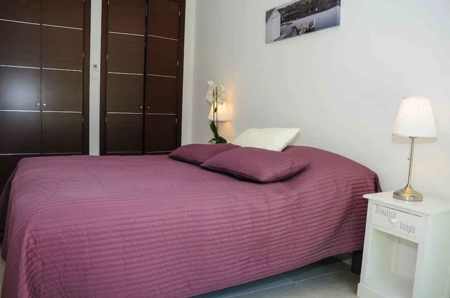 Chambre avec lit double dans une mini-villa