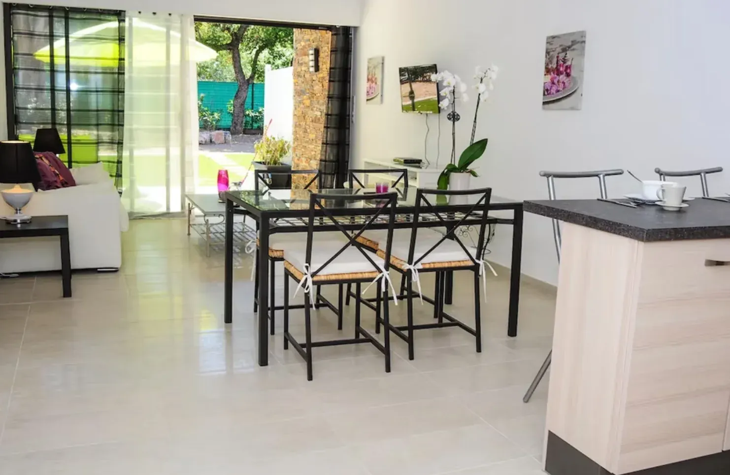 Salon et salle à manger d’une mini-villa